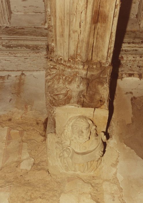 Prieuré de la Magdeleine (ancien) : Rez-de-chaussée, grande salle, détail d’un corbeau sculpté