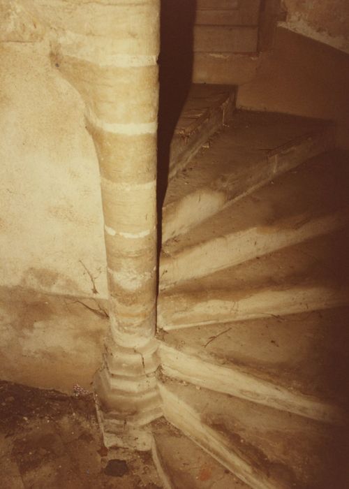 Prieuré de la Magdeleine (ancien) : Escalier à vis, détail du départ