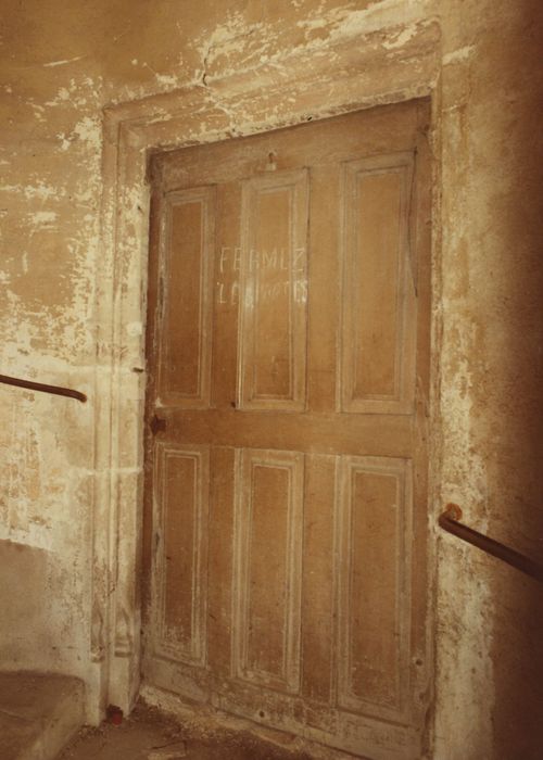 Prieuré de la Magdeleine (ancien) : Escalier à vis, vantail de porte