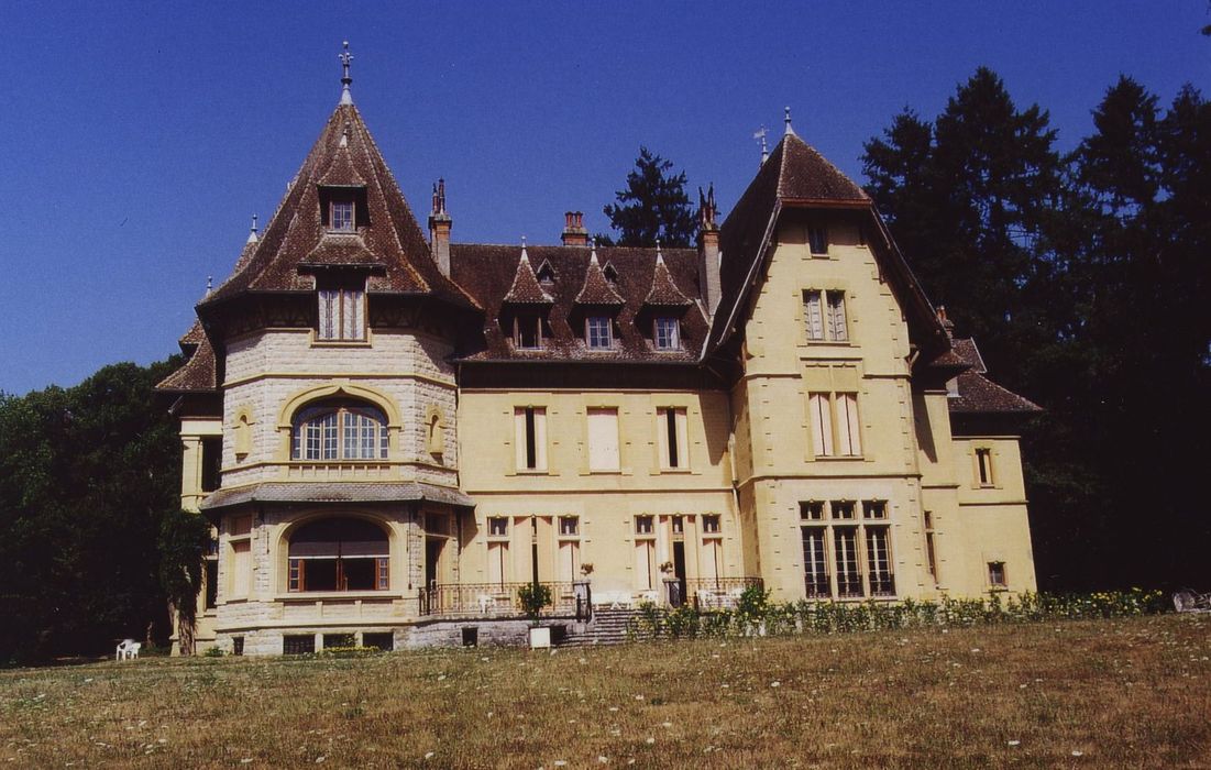 Château de Corcelles : Façade est, vue générale