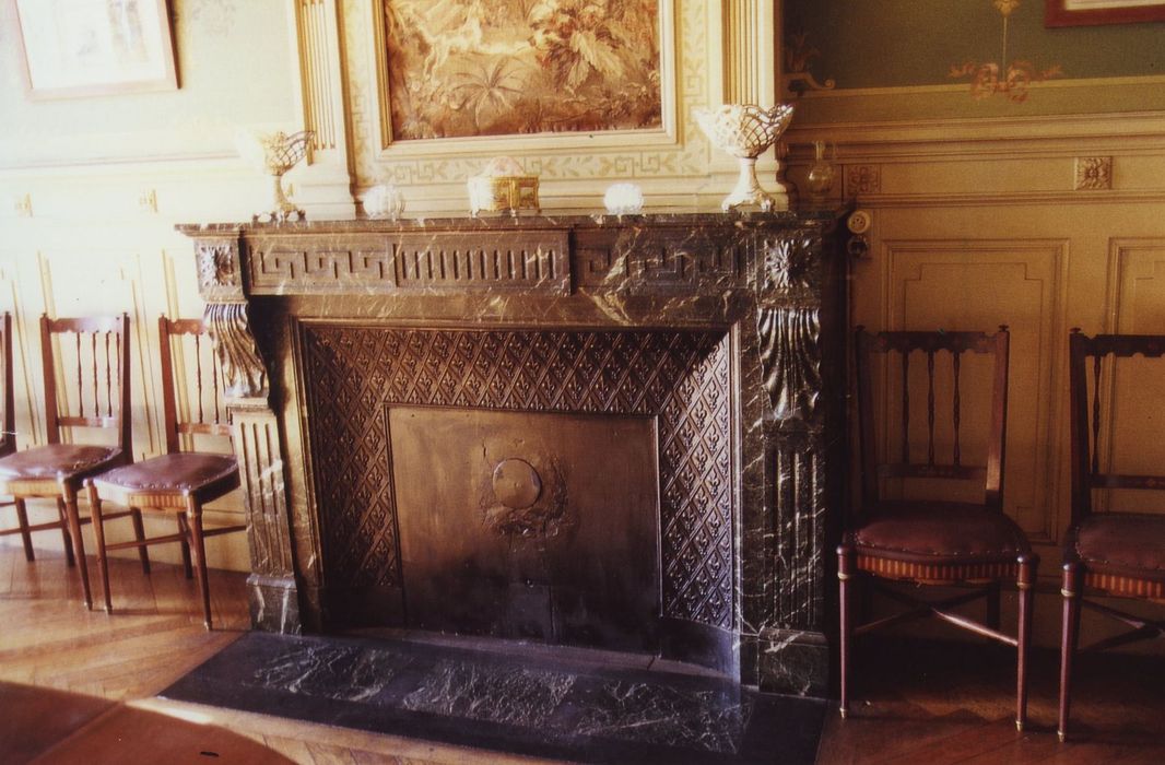 Château de Corcelles : Salle à manger, cheminée, vue générale