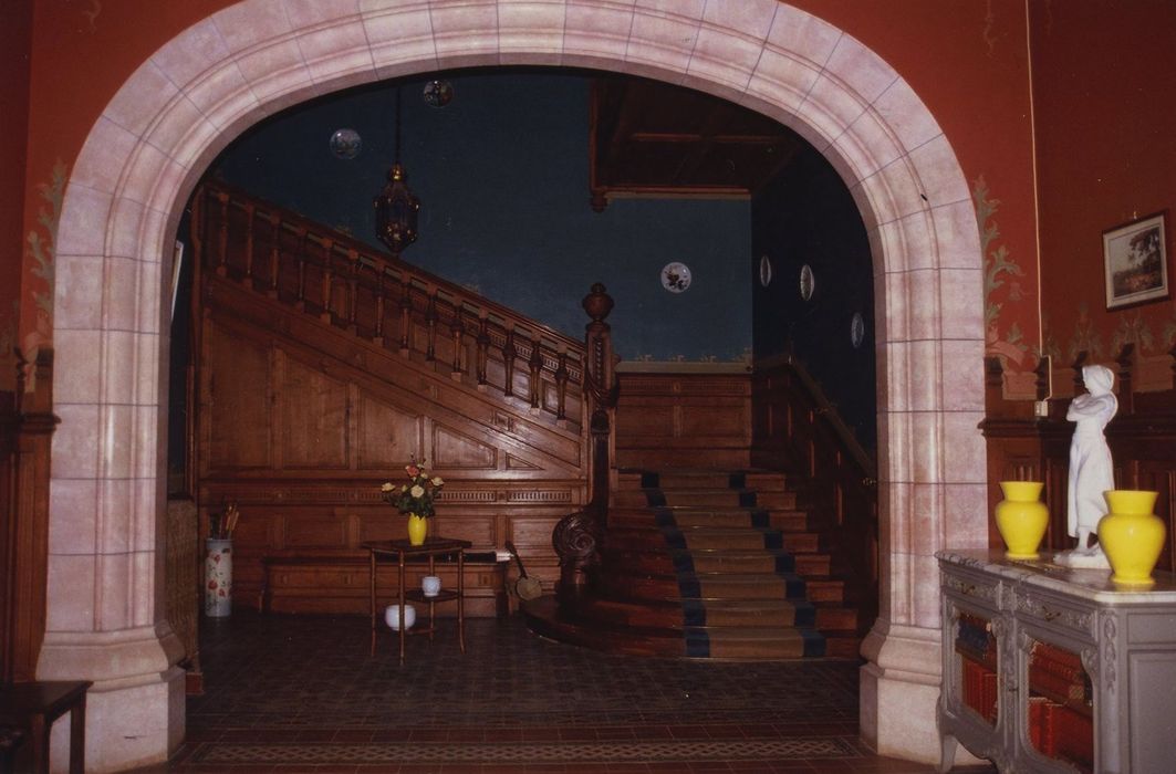 Château de Corcelles : Hall d’entrée, escalier monumental, vue partielle