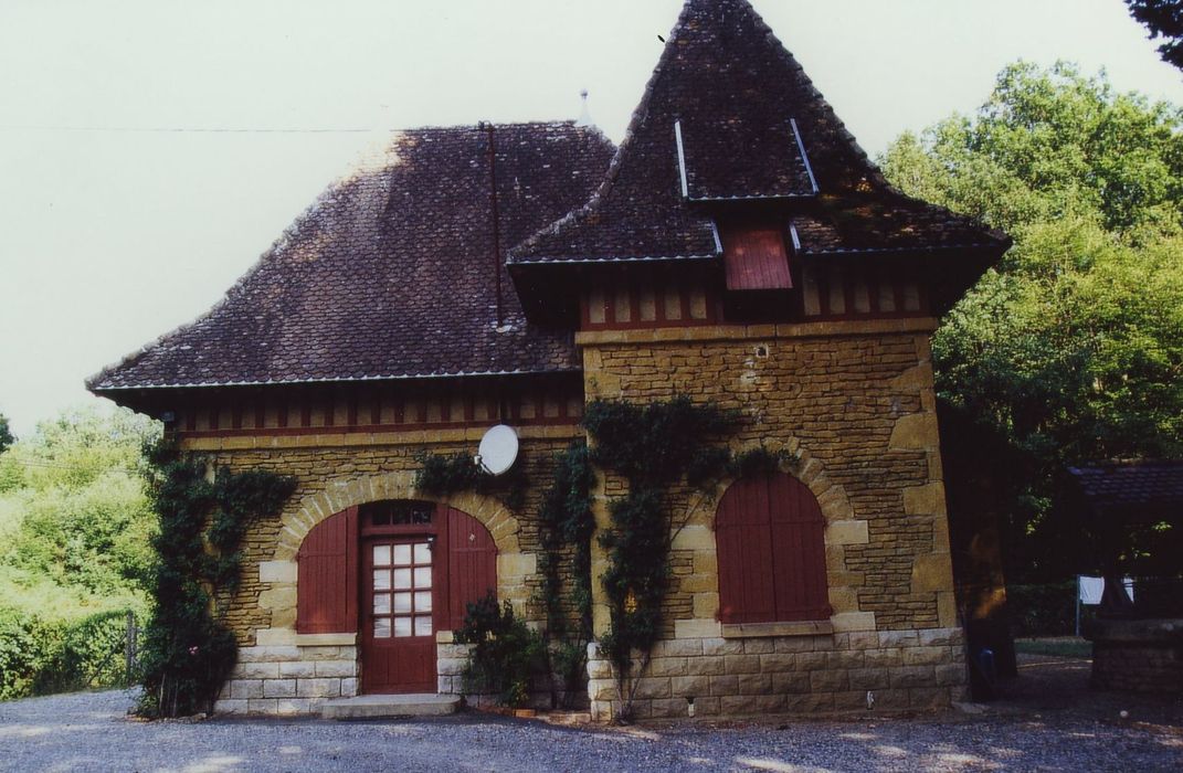 Château de Corcelles : Pavillon de la conciergerie, façade est, vue générale