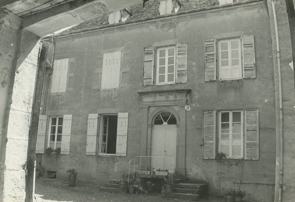 Maison-forte de Corcelles (ancienne) : Cour intérieure, aile est, façade ouest, vue partielle