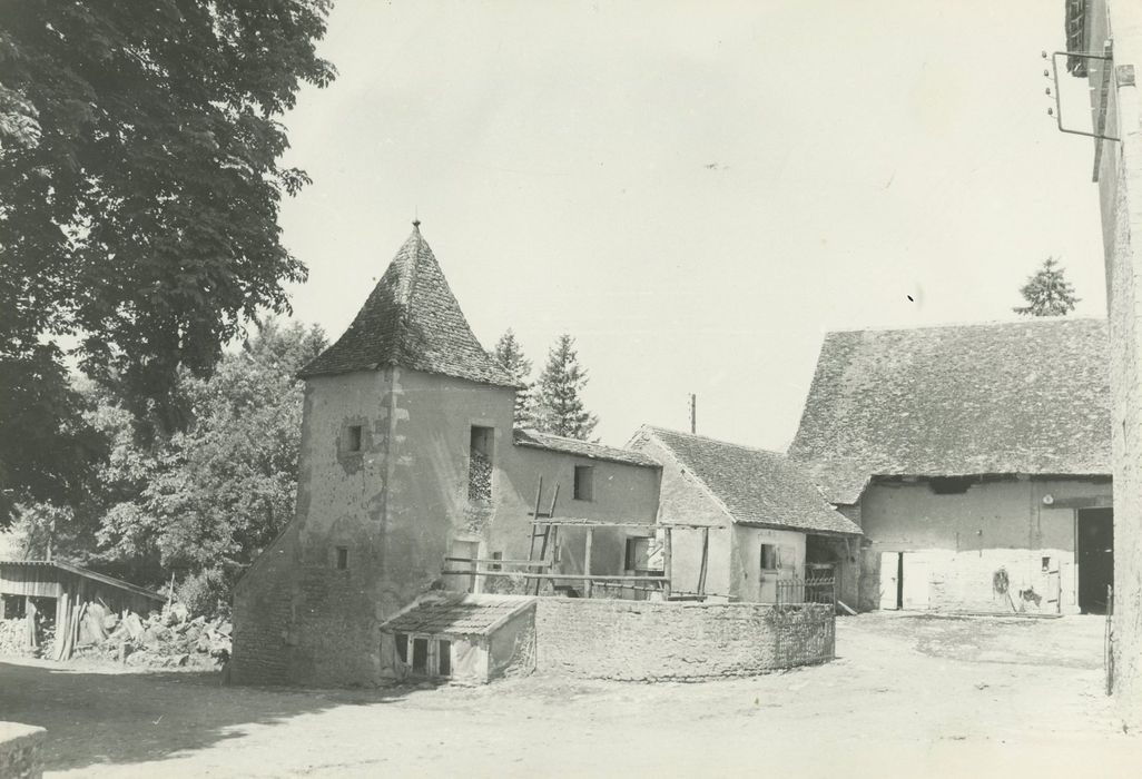 Maison-forte de Corcelles (ancienne) : Communs, ensemble nord-est, vue partielle