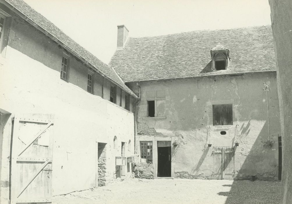 Maison-forte de Corcelles (ancienne) : Cour intérieure, ailes nord et ouest, façades sud et est, vue partielle