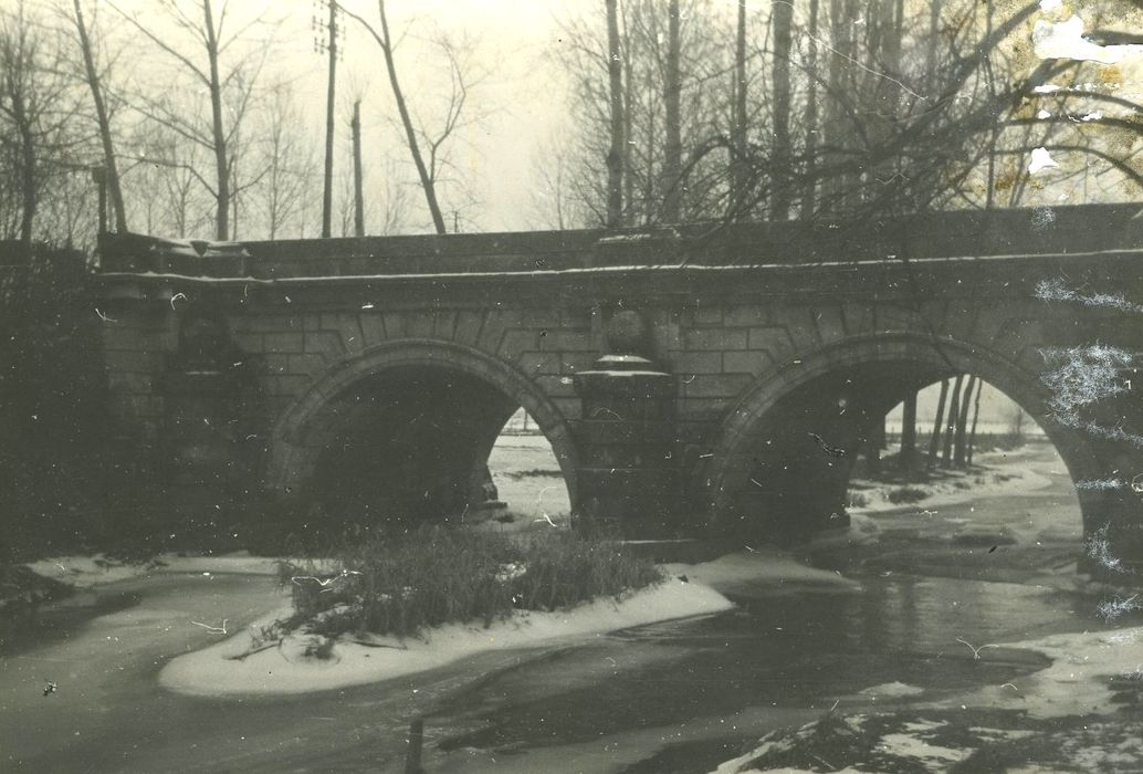 Pont de la Thalie au hameau de Corcelles : Vue générale du pont depuis l’amont