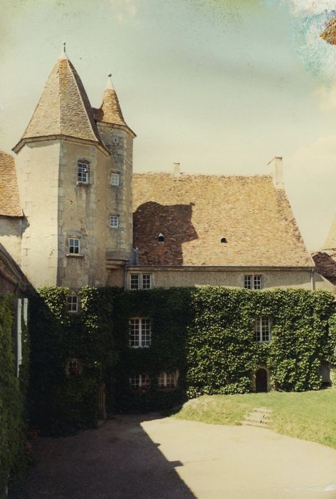 Château du Sauvement : Cour intérieure, façade sud, vue générale