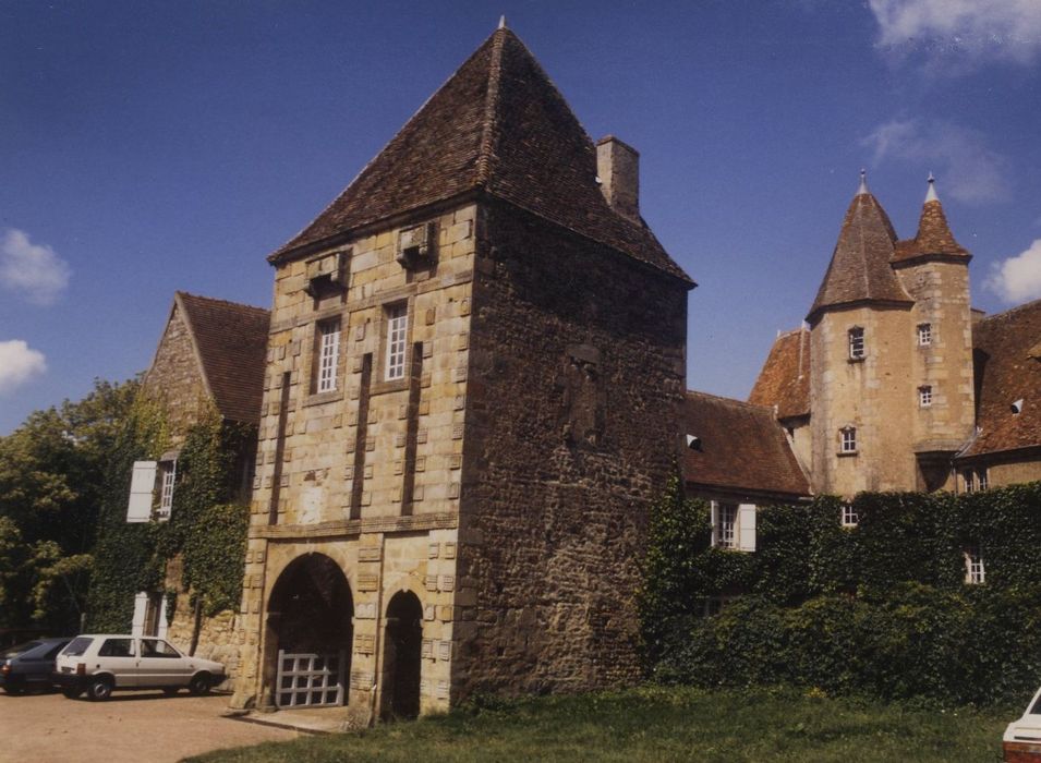 Château du Sauvement : Porterie d’entrée, élévation sud-est, vue générale