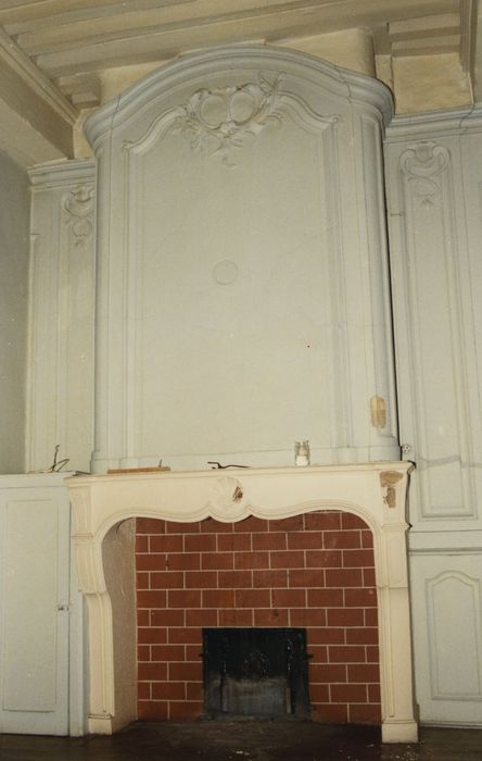 Maison des Echevins : 1er étage, salle du conseil, cheminée, vue générale