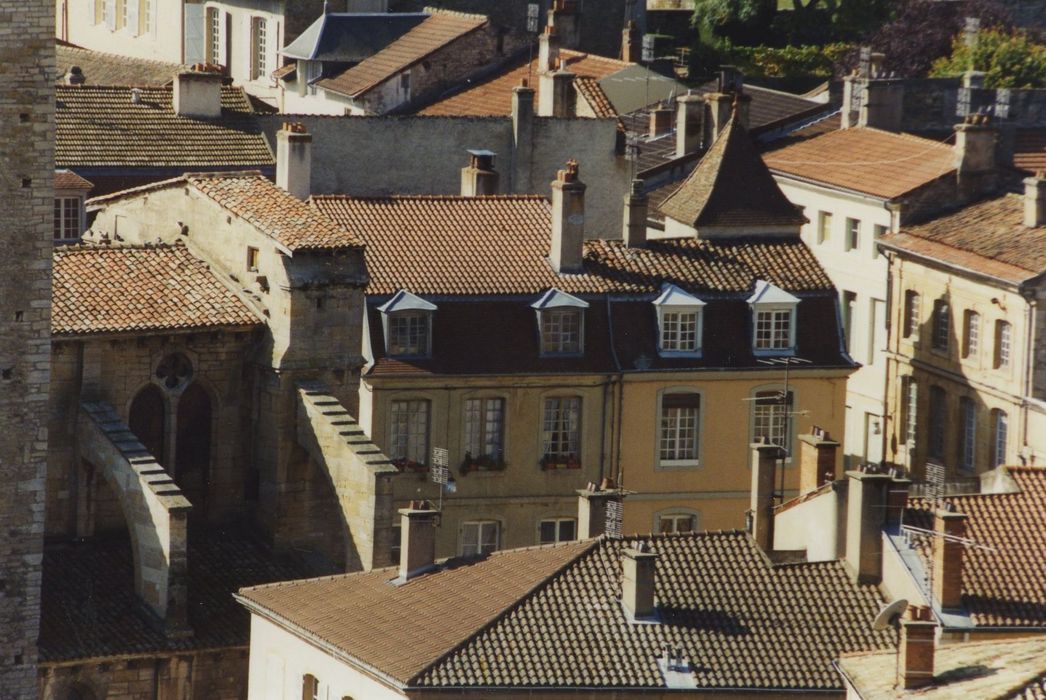 Maison : Vue partielle de la façade dans son environnement urbain