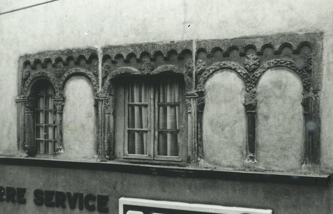 Maison : Façade sur rue, vue partielle