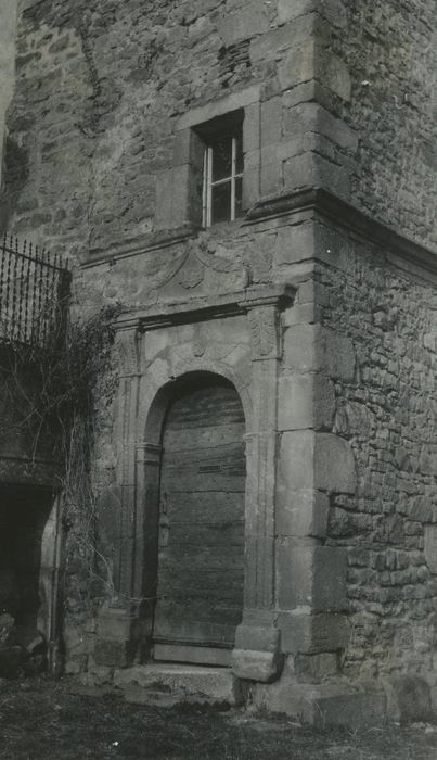 Maison dite des Templiers : Façade nord-est, pavillon sud, détail de la porte d’accès latérale