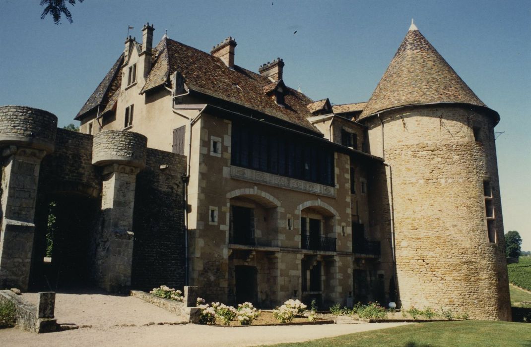 Château de Marguerite de Bourgogne : Corps de logis, façade nord-est, vue générale