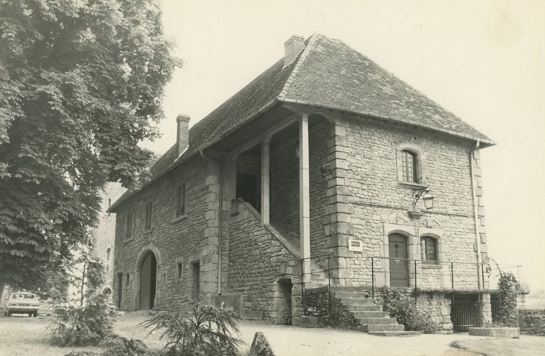 Château de Marguerite de Bourgogne : Communs, façades sud et ouest, vue générale