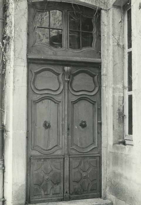 Château d'Estours : Aile ouest, détail de la porte d’accès