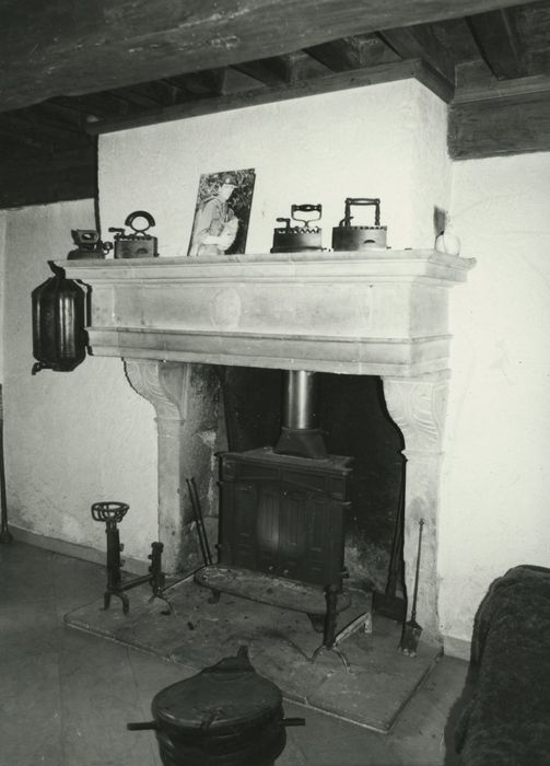 Château d'Estours : Aile nord, grande salle du rez-de-chaussée, cheminée monumentale, vue générale