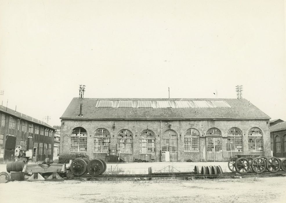 Usines Schneider (anciennes), ou ancienne halle aux grues et aux machines : Façade ouest, vue générale