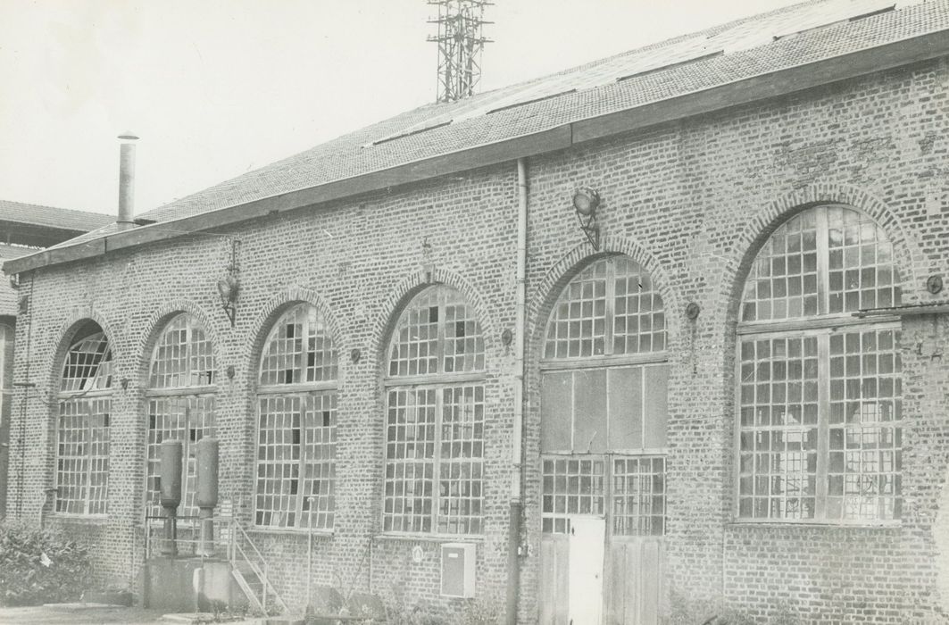 Usines Schneider (anciennes), ou ancienne halle aux grues et aux machines : Façade ouest, vue partielle