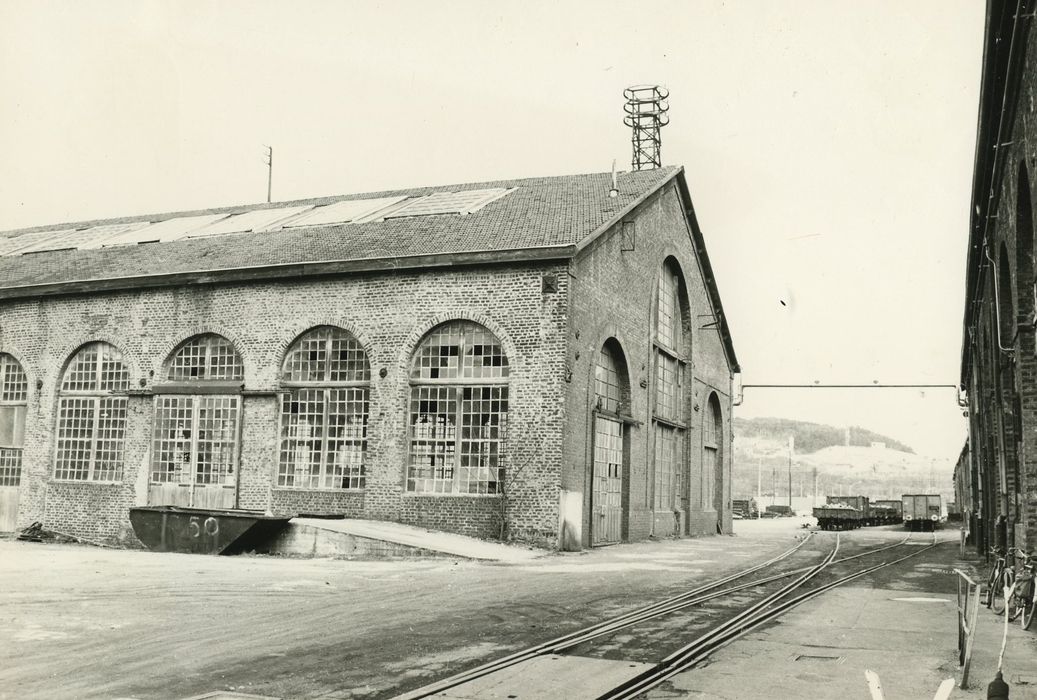 Usines Schneider (anciennes), ou ancienne halle aux grues et aux machines : Façades sud et ouest, vue partielle