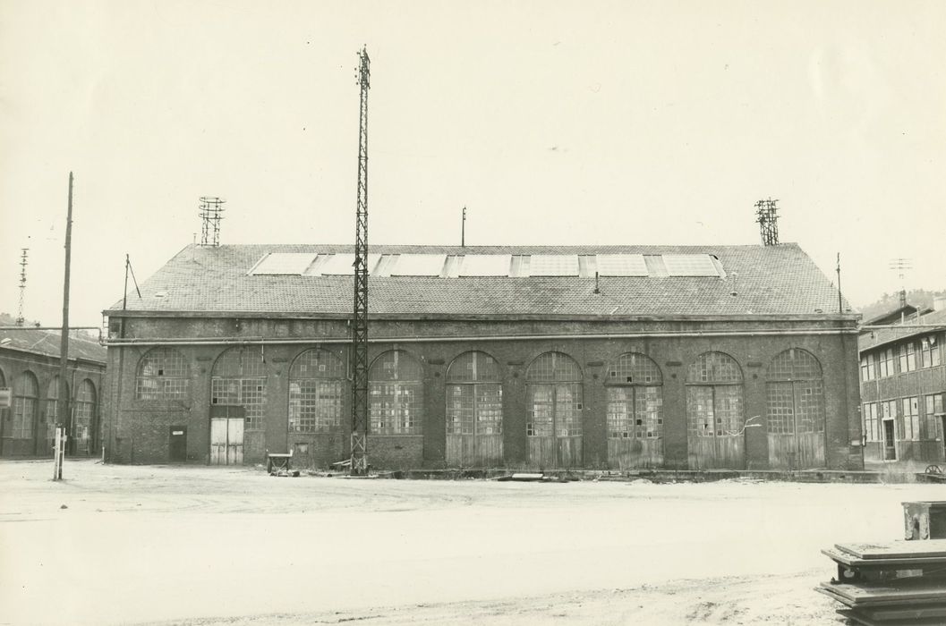 Usines Schneider (anciennes), ou ancienne halle aux grues et aux machines : Façade est, vue générale