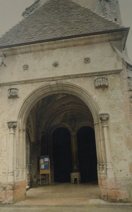 Eglise Notre-Dame de l'Assomption : Porche ouest, vue générale