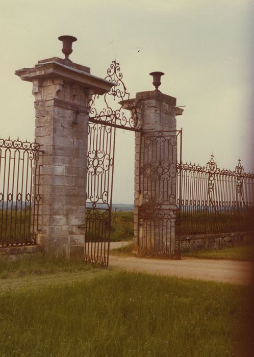 Château : Grilles d’accès nord, vue générale