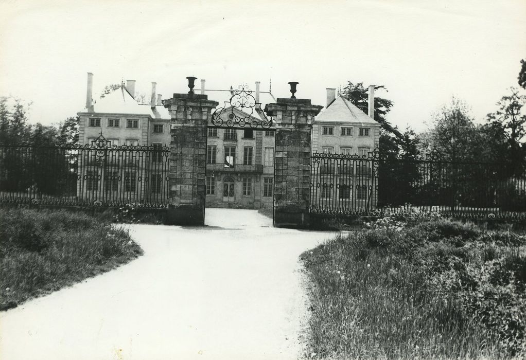 Château : Grilles d’accès nord, vue générale