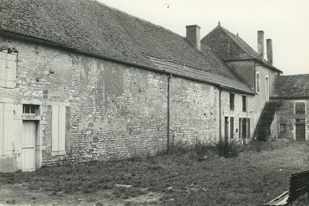 Château : Communs, aile est, façade ouest, vue générale