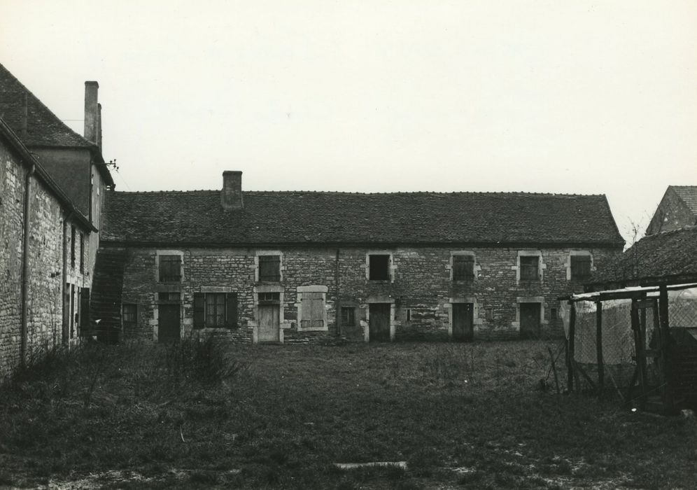 Château : Communs, aile ouest, façade est, vue générale
