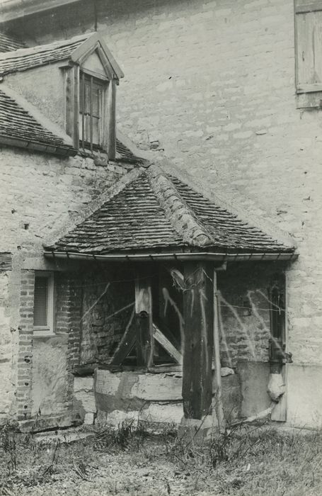 Château : Communs, puits, vue générale