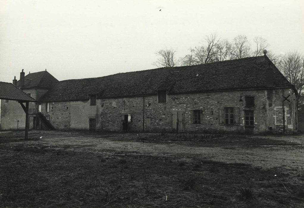 Château : Communs, aile est, façade est, vue générale