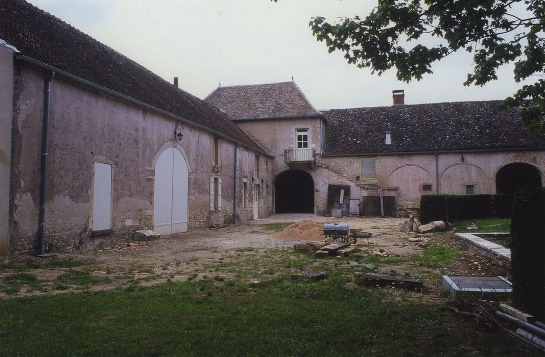 Château : Communs ouest, façades nord et est, vue générale