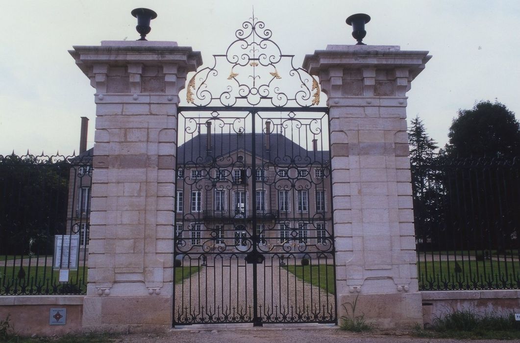 Château : Grilles d’accès nord, vue générale