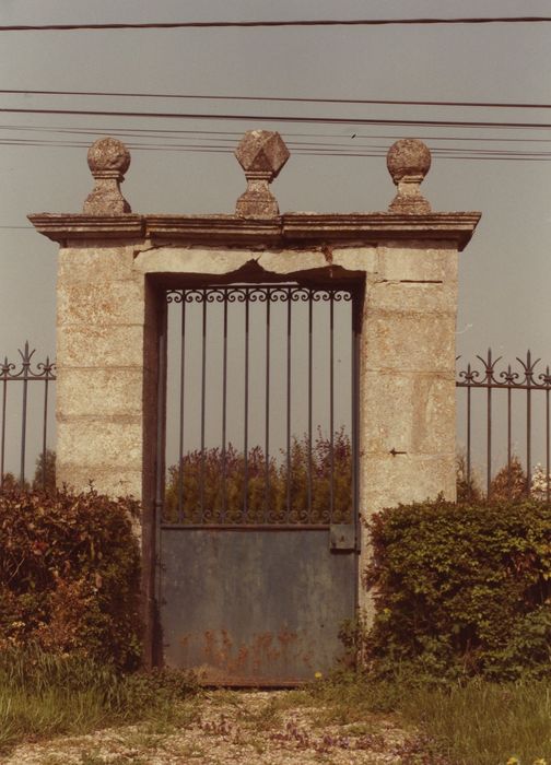 Domaine de Condemène : Portail latéral sur le jardin, vue générale