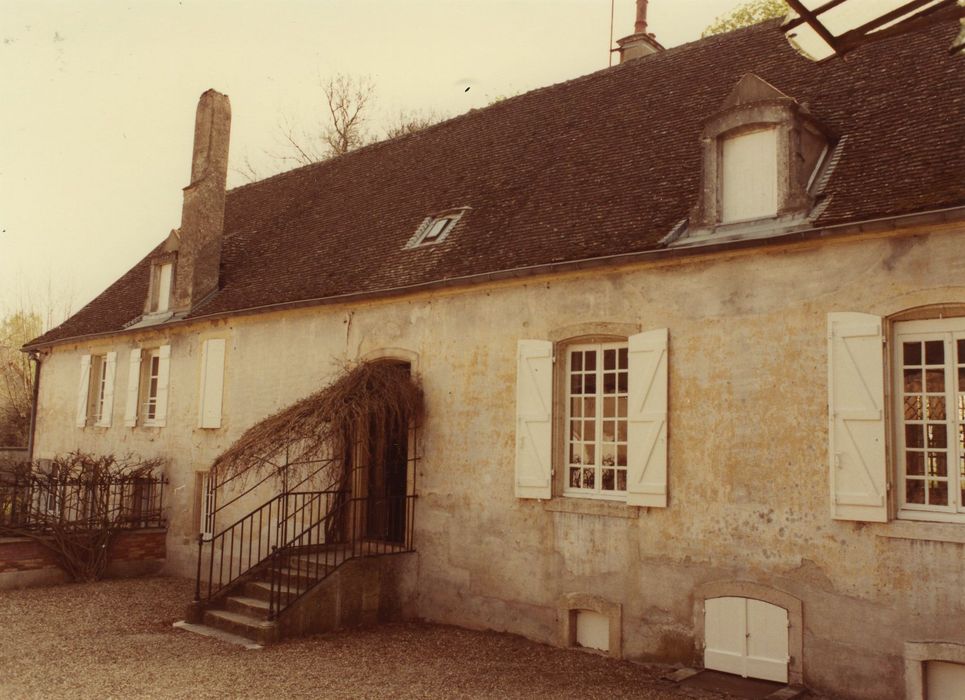 Domaine de Condemène : Communs, aile est, façade ouest, vue partielle