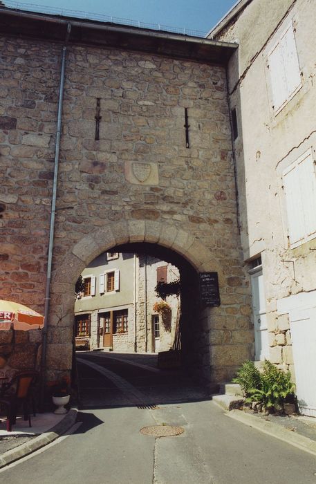 Fortifications d'agglomération : Porte est, élévation extérieure, vue générale