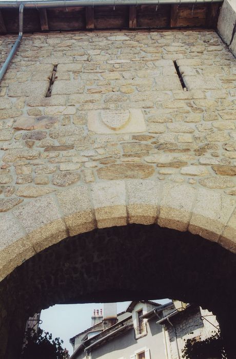 Fortifications d'agglomération : Porte ouest, élévation extérieure, vue partielle