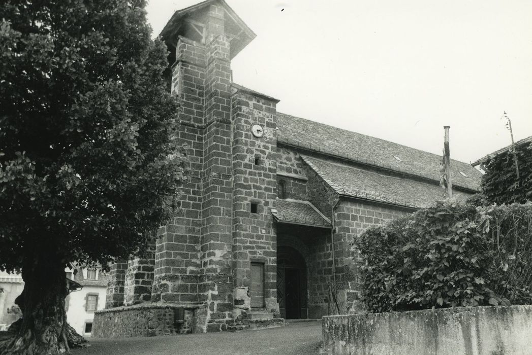 Eglise Saint-Saturnin : Façade latérale sud, vue partielle