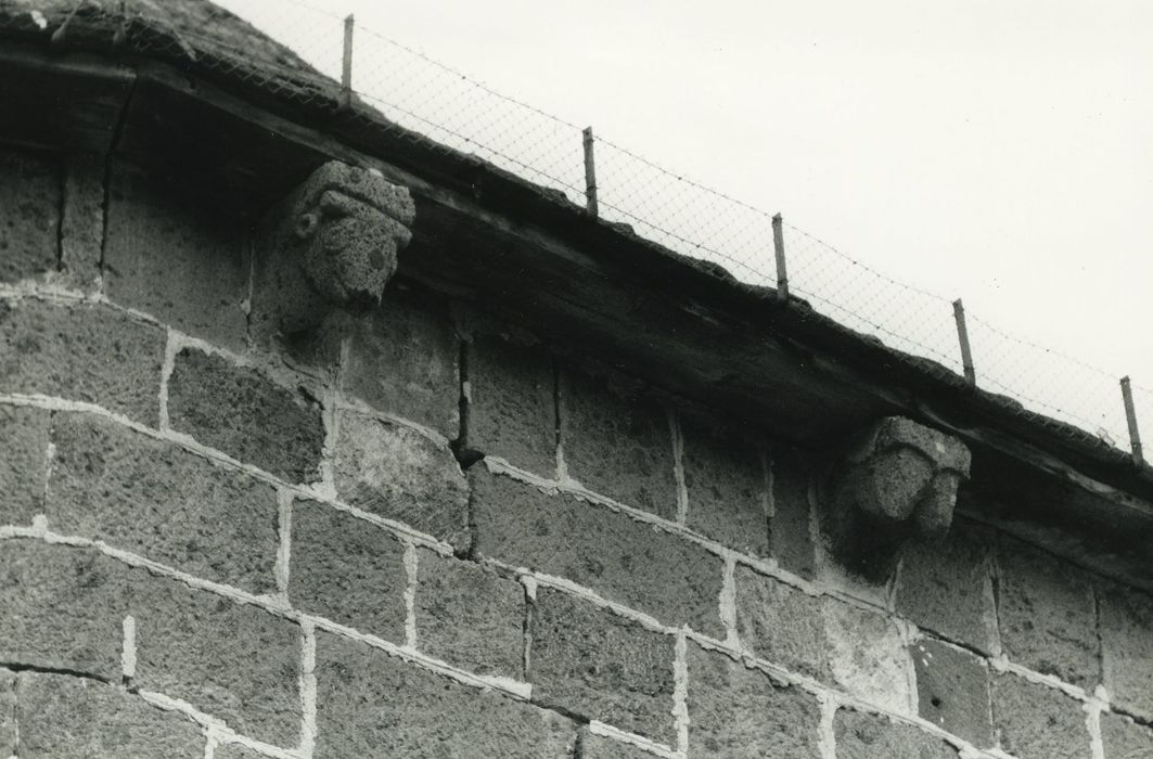 Eglise Saint-Saturnin : Chevet, détails des modillons sculptés