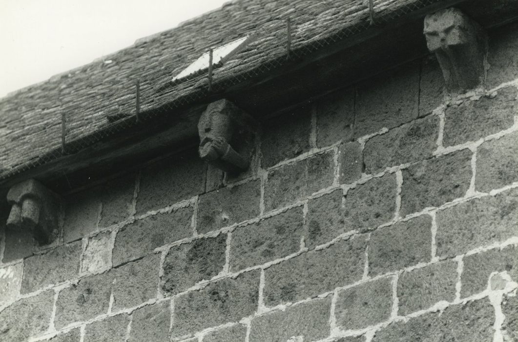 Eglise Saint-Saturnin : Chevet, détails des modillons sculptés