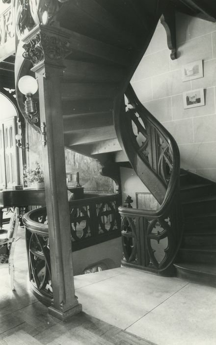 Château de Sedaiges : Escalier du grand hall ; vue partielle