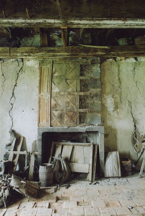 Château d'Estang : 2e étage, chambre, cheminée monumentale, vue générale