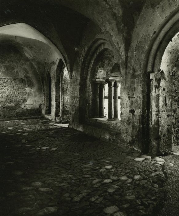 Ancien monastère Saint-Pierre : Salle capitulaire, vue partielle