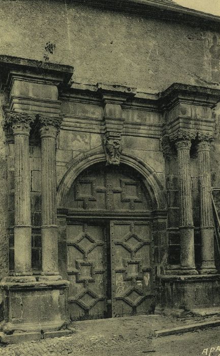 Collège : Porte de la chapelle, vue générale