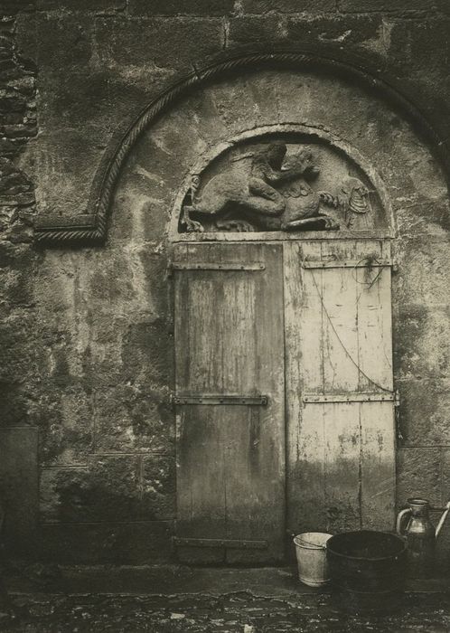 Sous-Préfecture (ancien Hôtel d'Orcet) : Porte de l’ancien monastère Saint-Pierre, vue générale