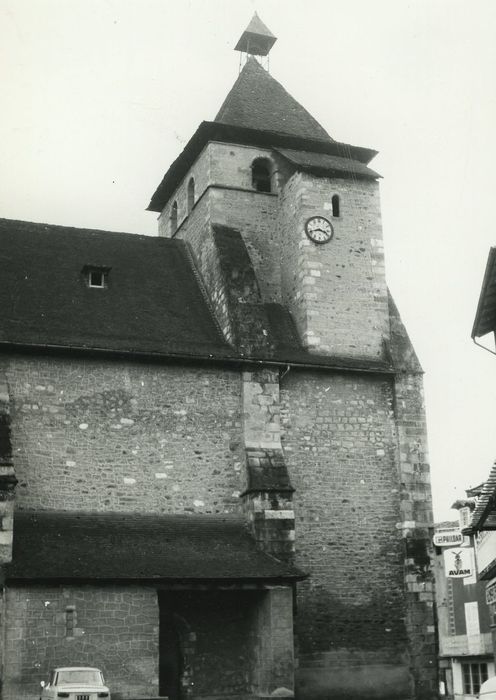 Eglise Saint-Césaire ou Saint-Sulpice : Façade latérale nord, vue partielle