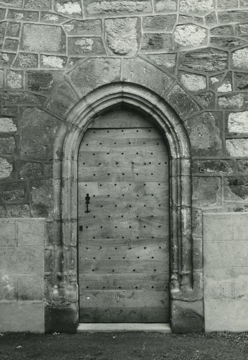 Eglise Saint-Césaire ou Saint-Sulpice : Ancienne porte du cloître, vue générale