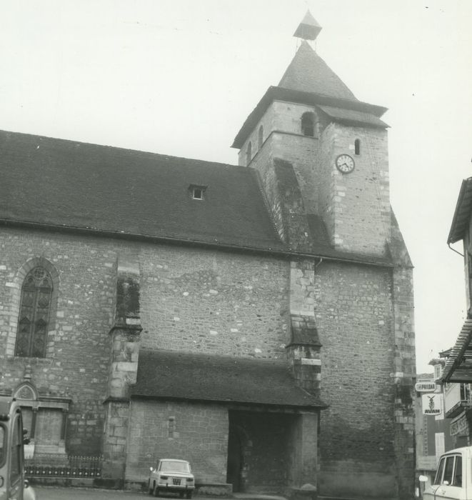 Eglise Saint-Césaire ou Saint-Sulpice : Façade latérale nord, vue partielle