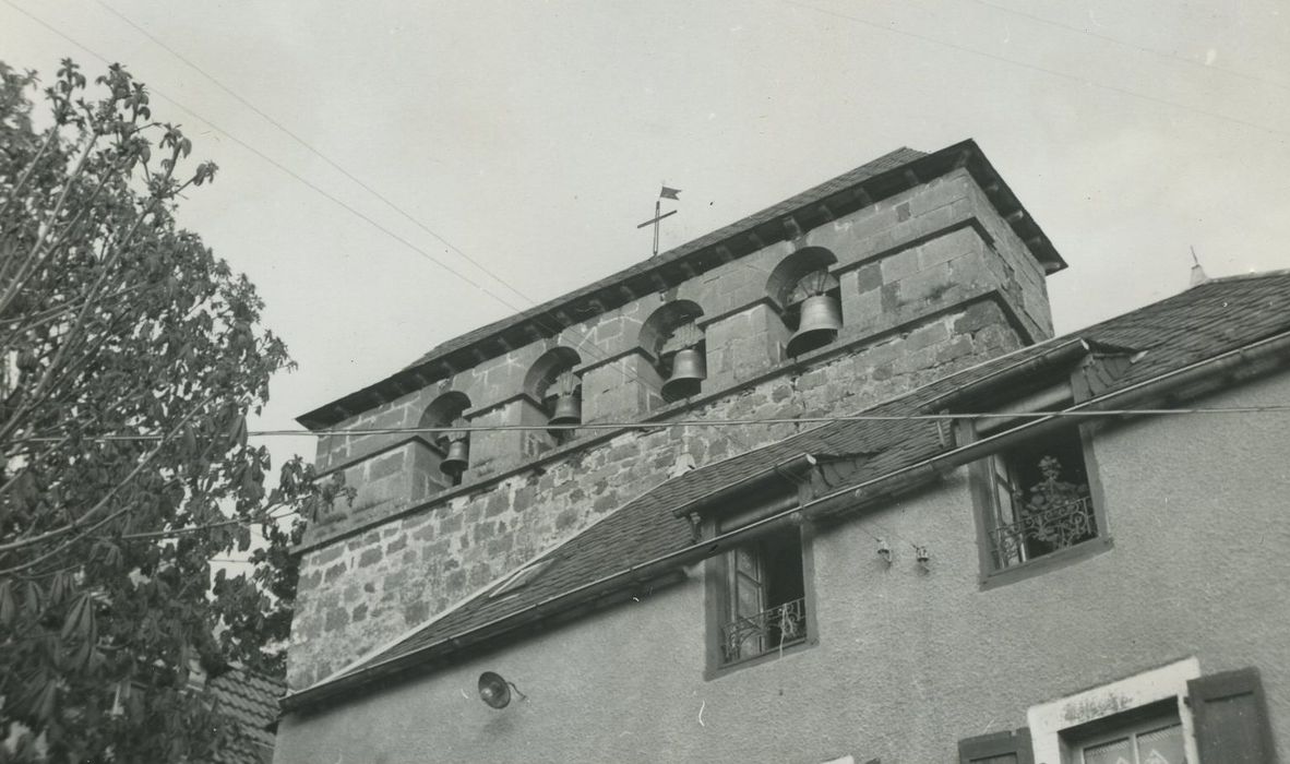 Eglise Saint-Georges : Clocher mur, vue partielle